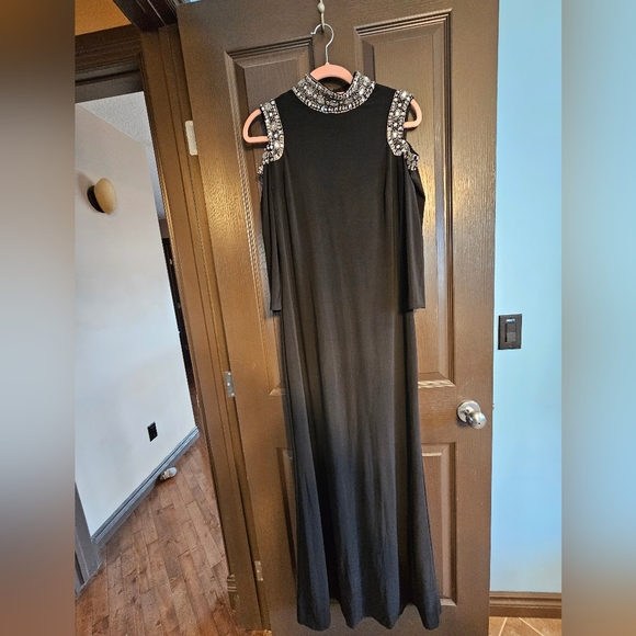 Cold sholder black dress. Size6 - Picture 1 of 9